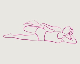 Žena leži na strani i pridržava gornju nogu kako bi istegnula kvadriceps.