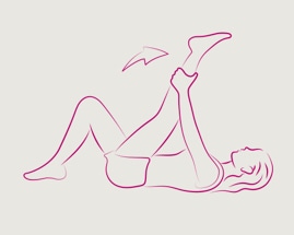 Žena leži na leđima i uz pridržavanje lijevog gležnja isteže mišiće stražnje strane natkoljenice