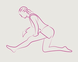 Žena isteže stražnju ložu natkoljenice u klečanju dok se pritom lagano naginje gornjim dijelom tijela prema naprijed.