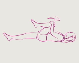 Žena leži na leđima i radi istezanje koljeno na prsa.